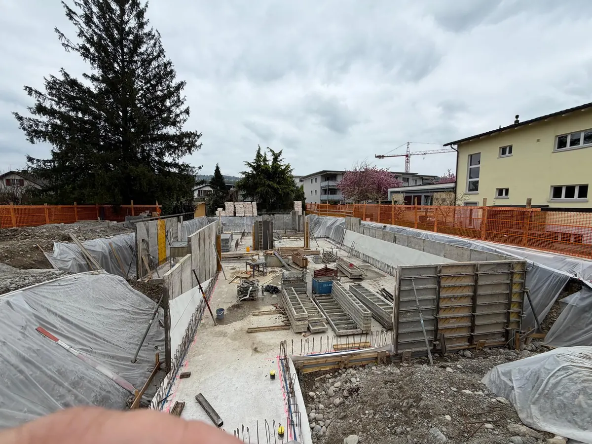 Gestellte Wandschalung für die Untergeschosswände zwischen Baugrubenböschungen