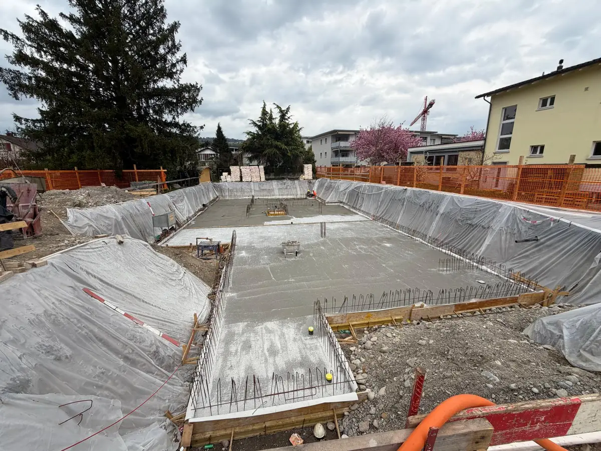 Randabschalung aus Holz mit Anschlussbewehrung entlang der fertigen Bodenplatte